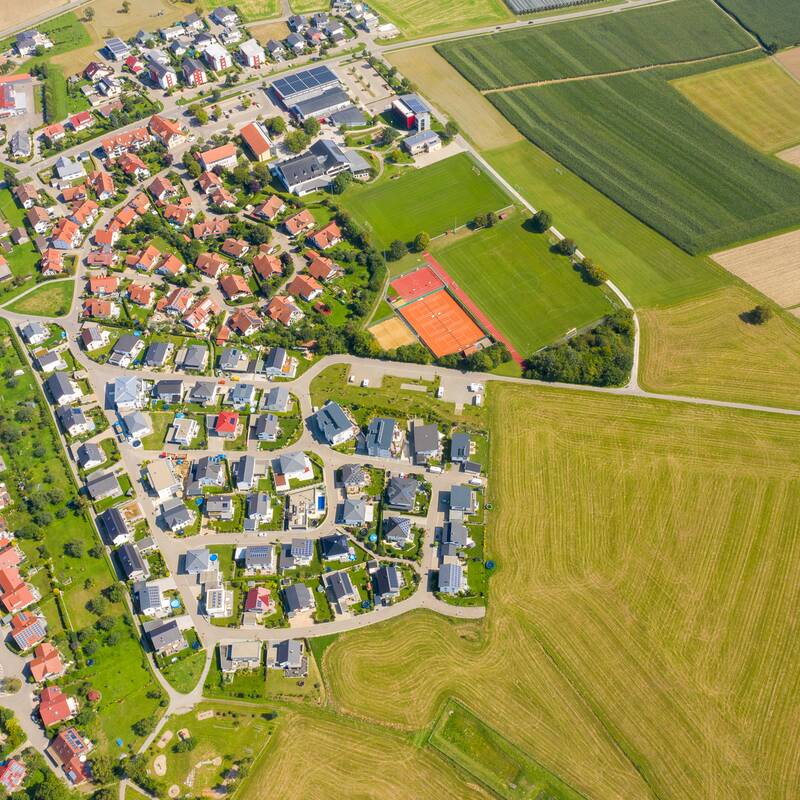 Eine Luftaufnahme die den Kernort Horgenzell zeigt. Direkt anliegend sind Felder und Wiesen.