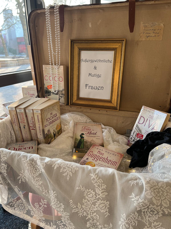 Eine Themenkiste aus der Bücherei in Horgenzell mit gestalterischen Elementen