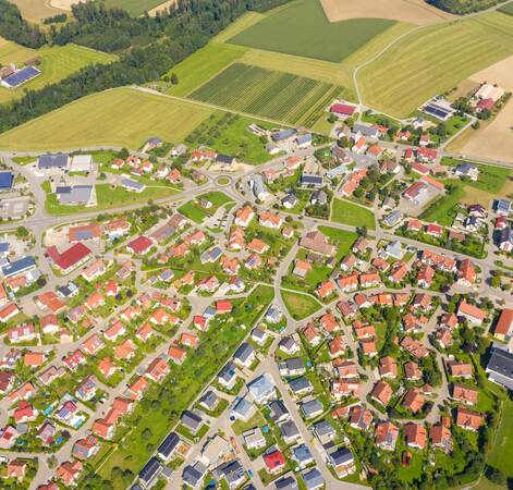 Eine Luftaufnahme die den Kernort Horgenzell zeigt. Direkt anliegend sind Felder und Wiesen.