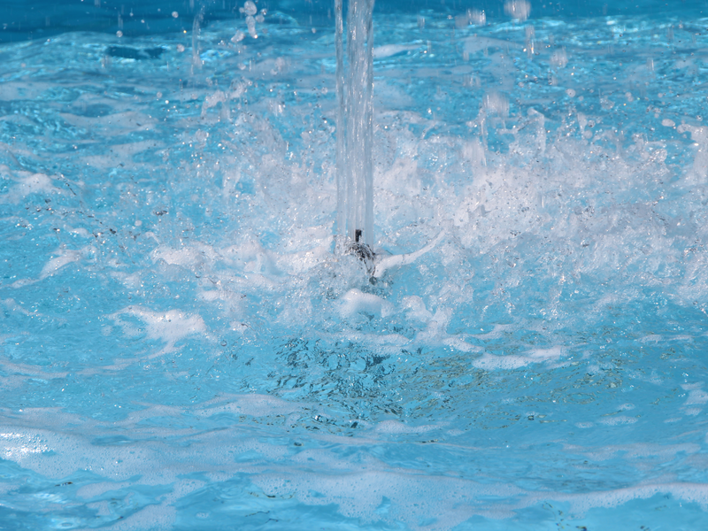Sprudelnes klares Wasser in einem Brunnen